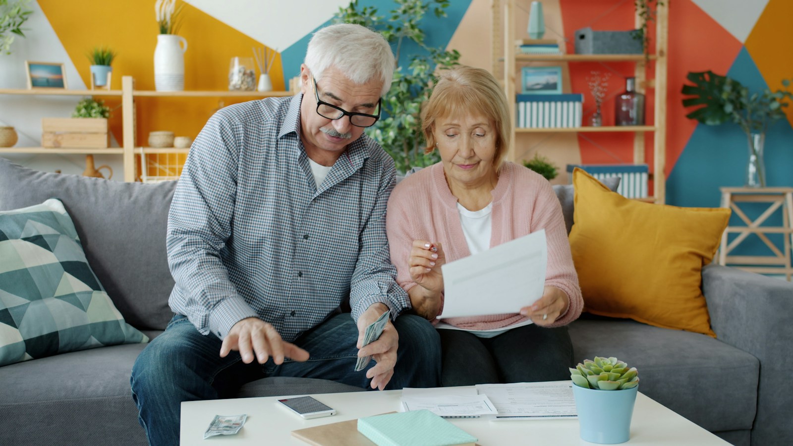 Pareja mayor revisando en casa las finanzas de su vivienda para una hipoteca inversa
