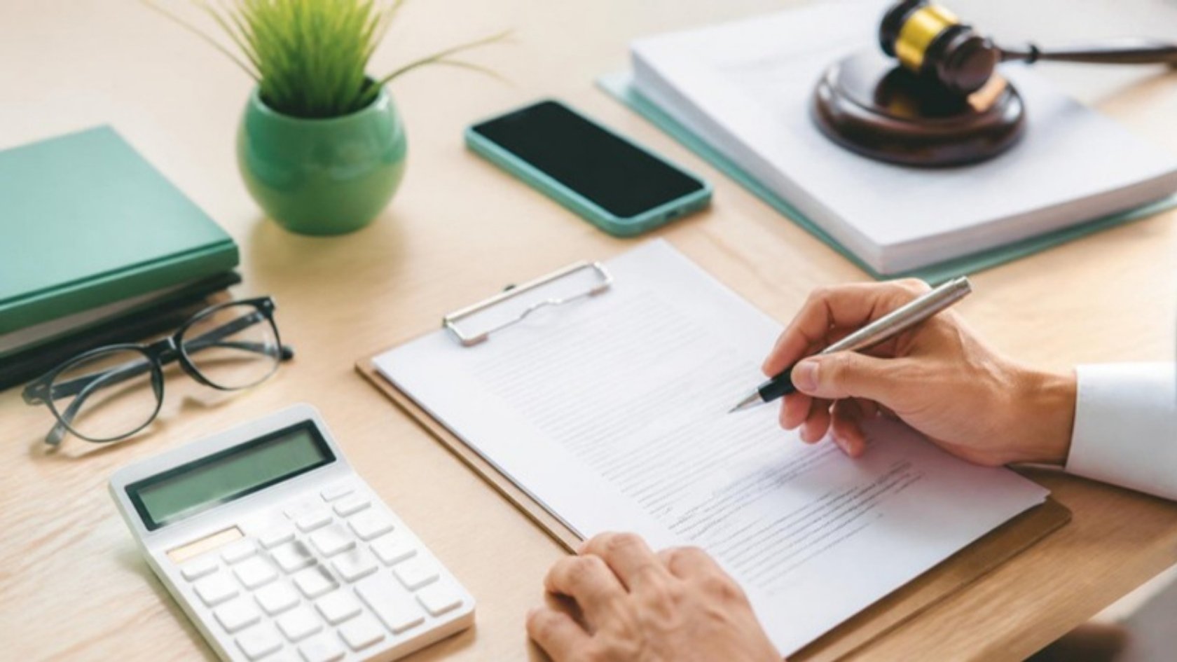 Nueva ley de crédito al consumo: persona revisando un contrato de préstamo