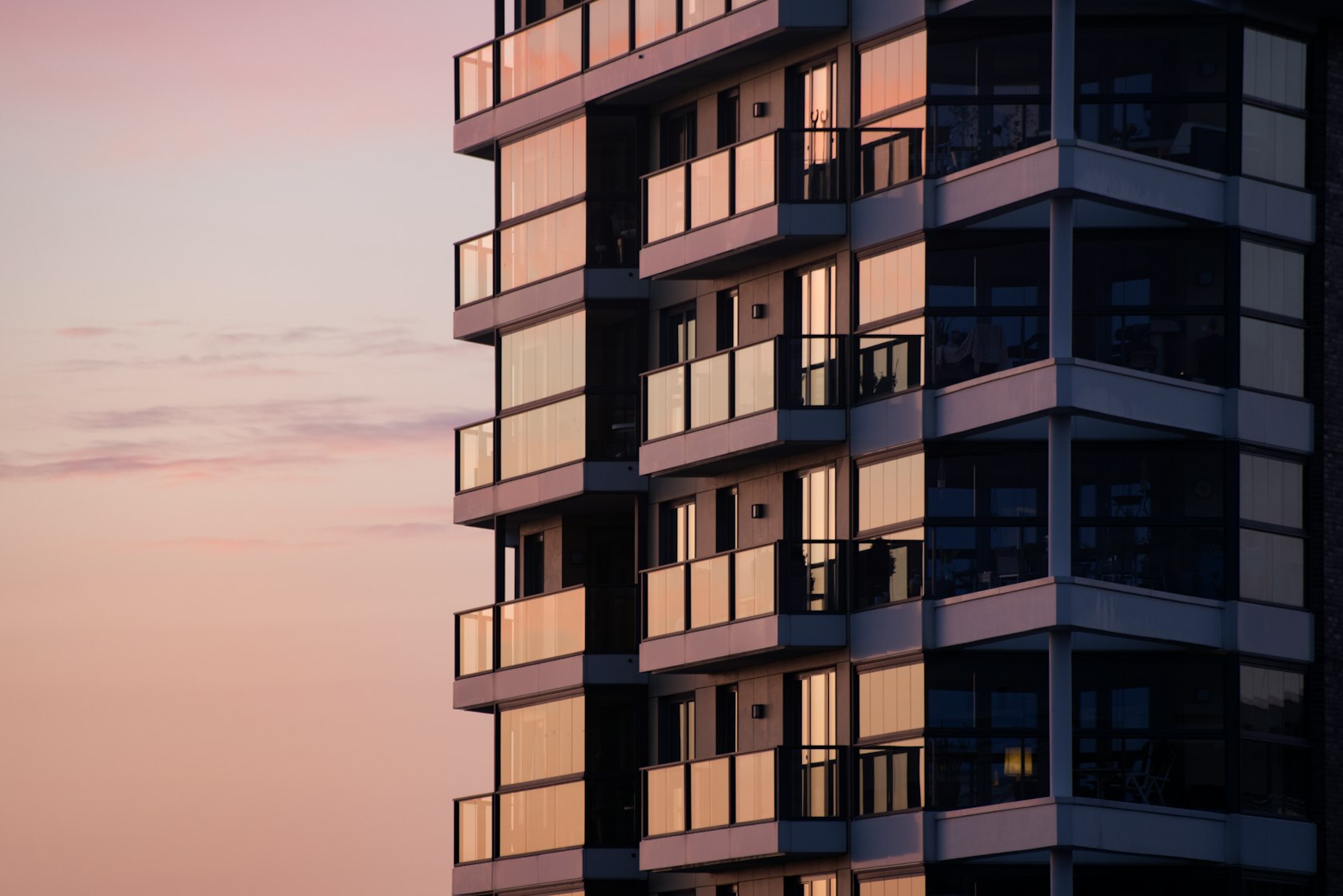 Edificio de viviendas moderno, imagen de un artículo sobre el préstamo con ASNEF y garantía hipotecaria