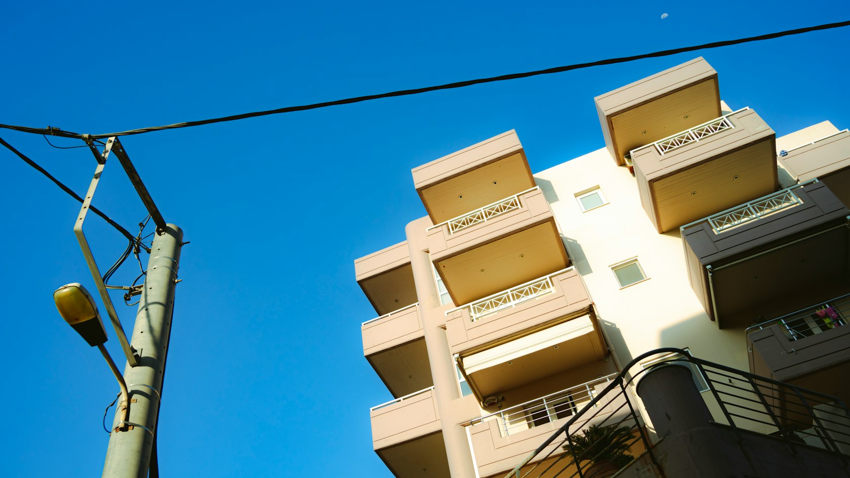 Edificio de viviendas con balcones bajo cielo azul: guía 2026 del préstamo con garantía hipotecaria en España