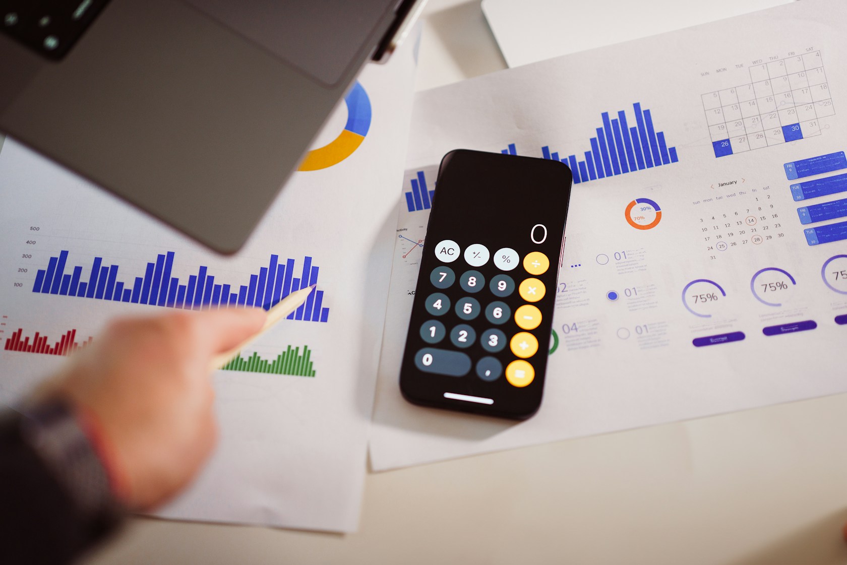Mesa de trabajo con calculadora y portátil para calcular la cuota de un préstamo para autónomos sin nómina
