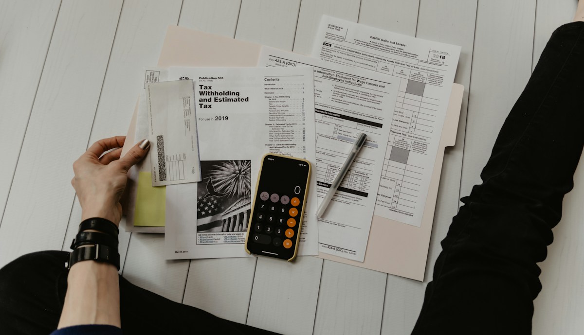 Calculadora y papeles para comparar la TAE de préstamos personales online
