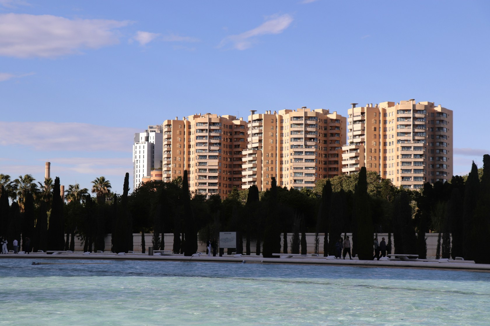 Edificios residenciales en Valencia al sol: el euríbor de octubre de 2026 y su efecto en las hipotecas variables