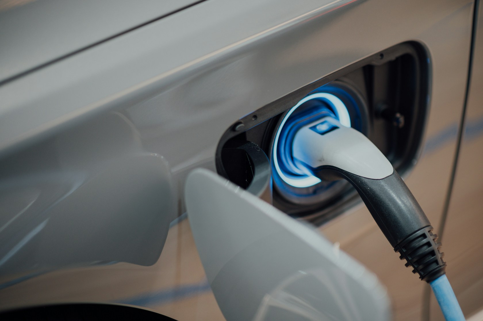 Financiar coche eléctrico en 2026: cargador conectado a la toma de un coche eléctrico