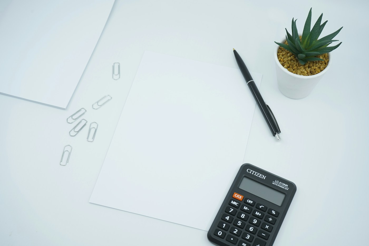 Calculadora y papel para calcular el coste de financiar las compras de Navidad con un préstamo