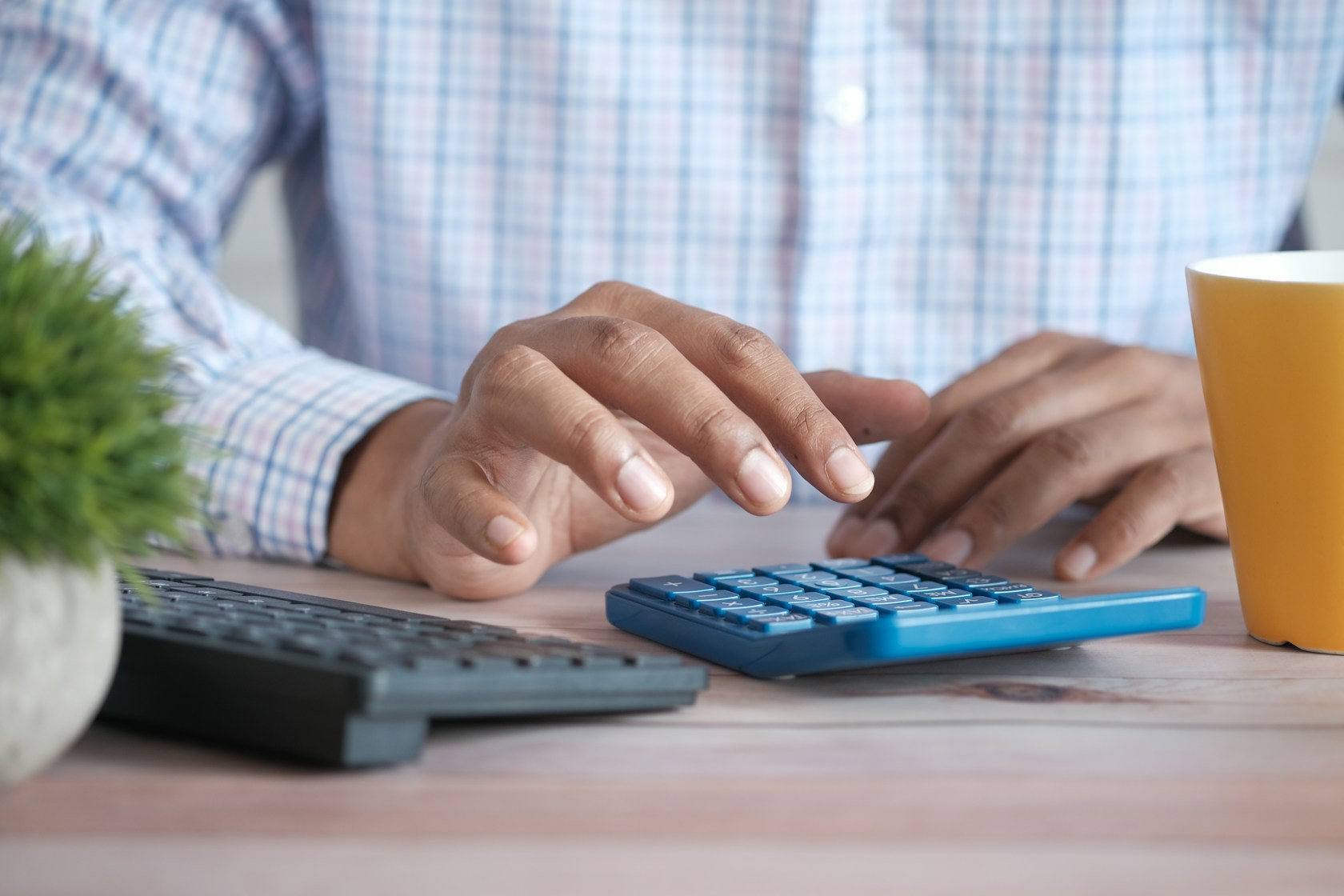 Persona calculando la cuota de un préstamo para levantar un embargo