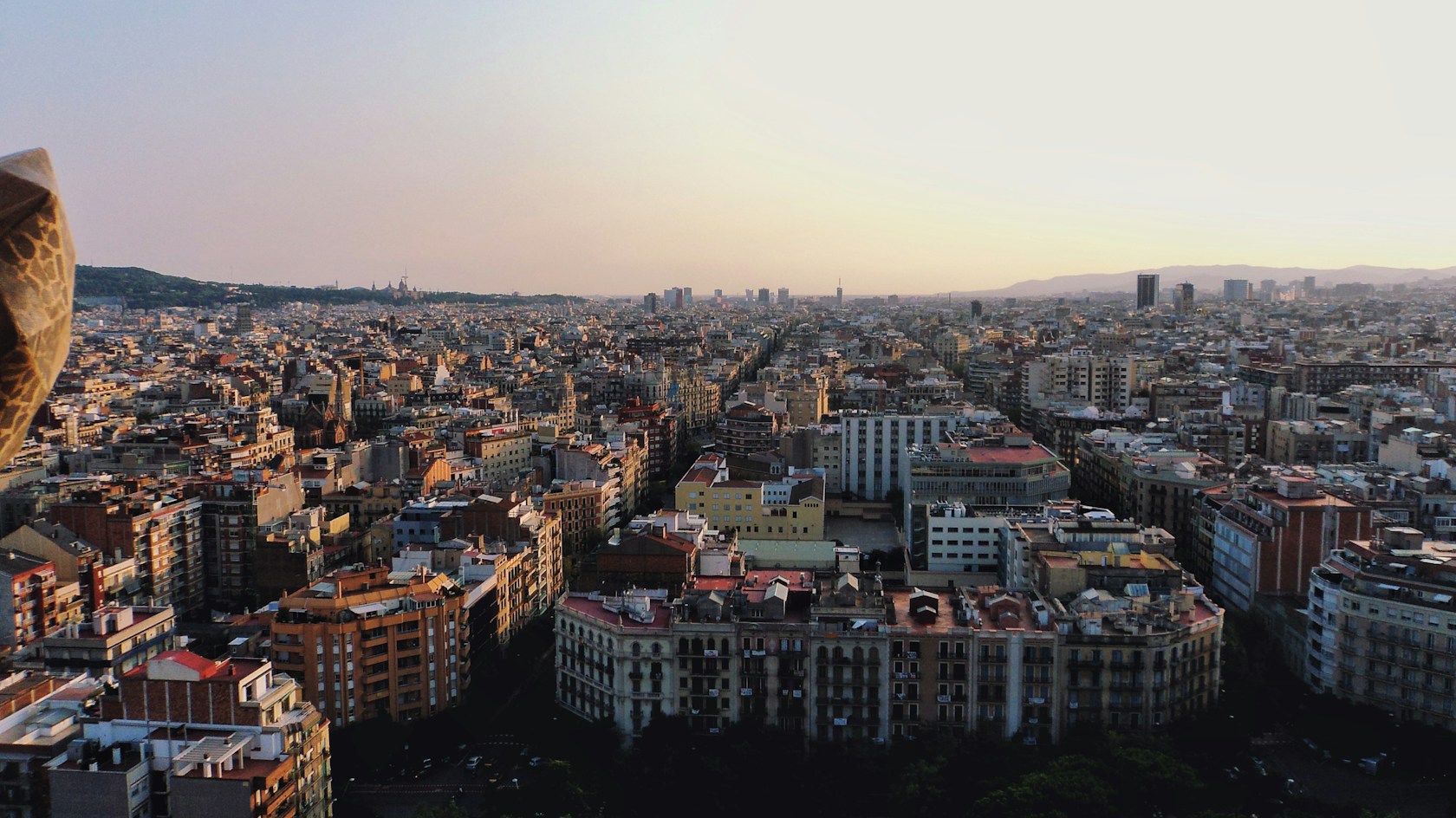 Vista aérea de edificios del Eixample de Barcelona, ilustración de un préstamo con garantía hipotecaria en Barcelona