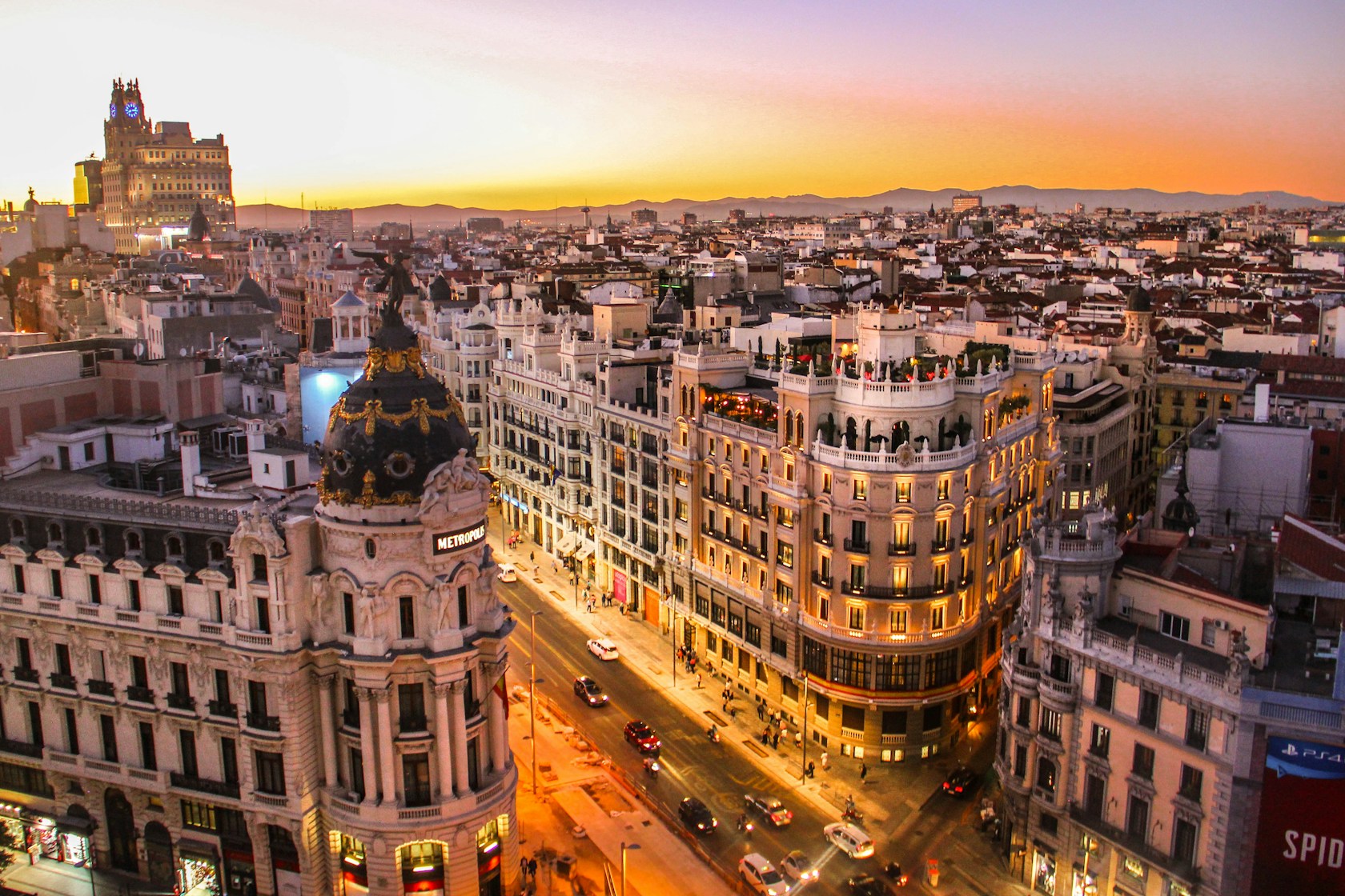 Préstamo con garantía hipotecaria en Madrid: vista de la Gran Vía y el edificio Metrópolis al atardecer