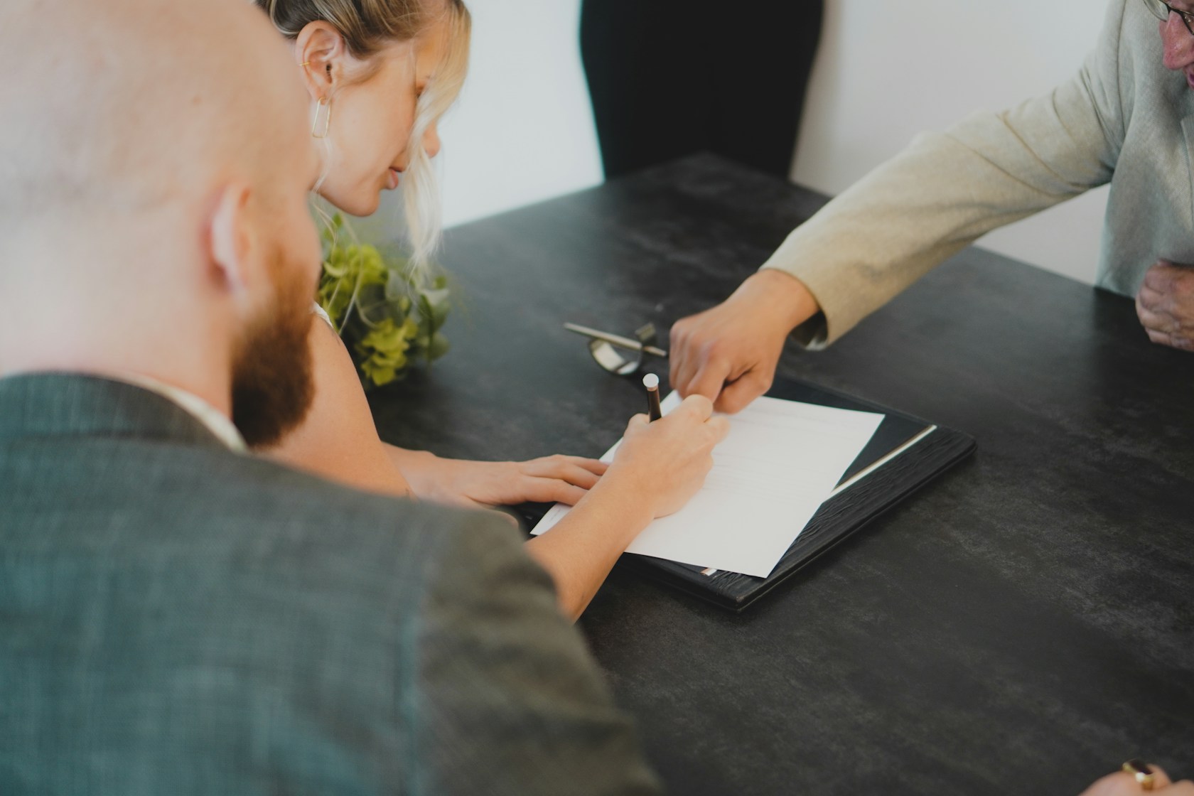 Autónomo firmando un préstamo con garantía hipotecaria con la protección de consumidor