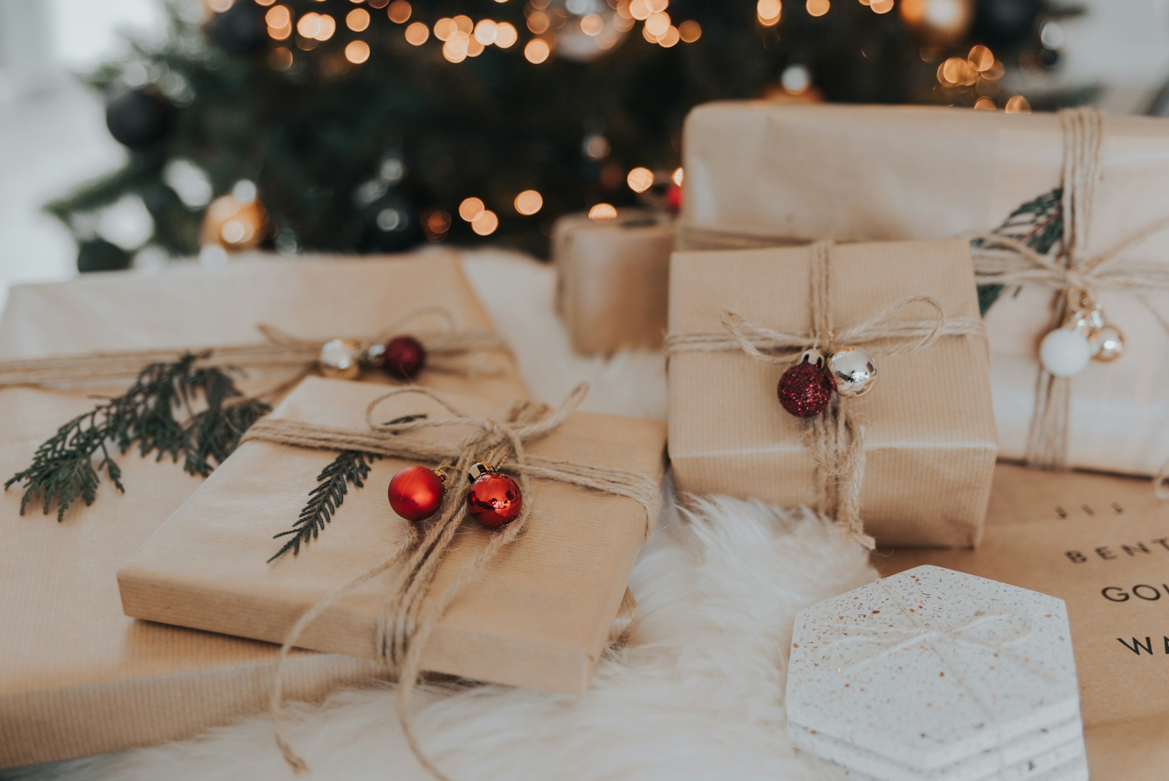 Préstamo para Navidad 2026: regalos envueltos antes de las compras de Black Friday y Navidad