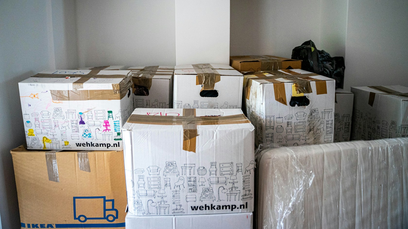 Cajas de mudanza sobre una mesa de madera: con un préstamo puente puedes mudarte a la nueva casa antes de vender la antigua