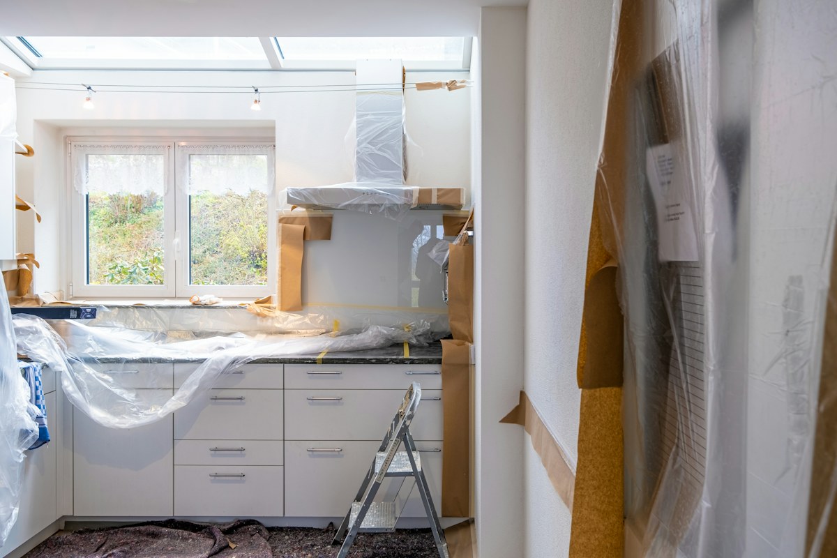 Cocina en obras durante una reforma integral de vivienda pagada con préstamo
