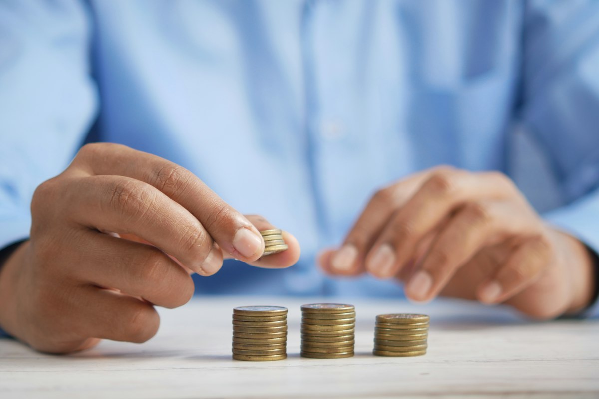Montones de monedas que ilustran los intereses pagados de más en un préstamo usurario
