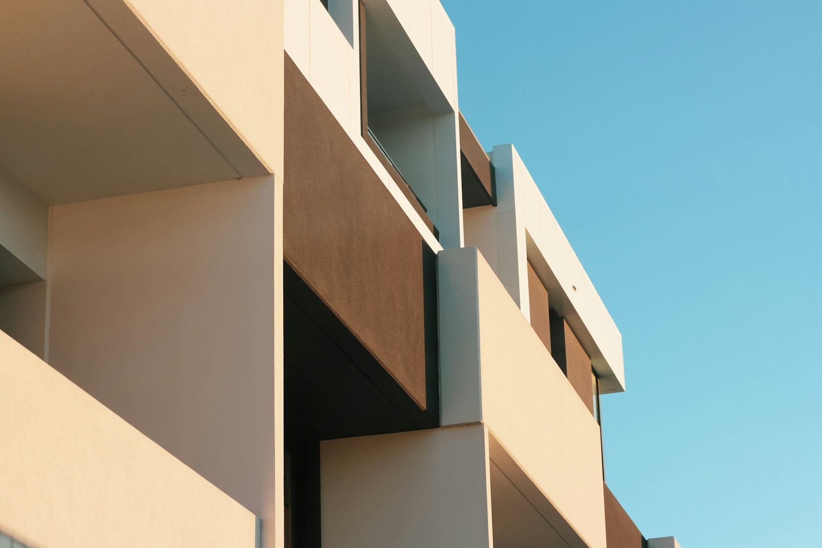 Tasación de vivienda para préstamo: fachada de un edificio residencial moderno bajo cielo azul